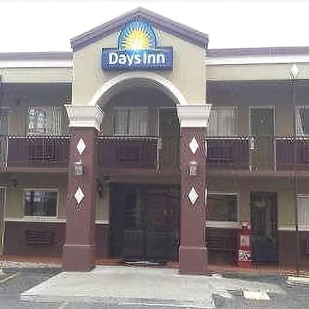 Days Inn By Wyndham Hot Springs Exteriör bild