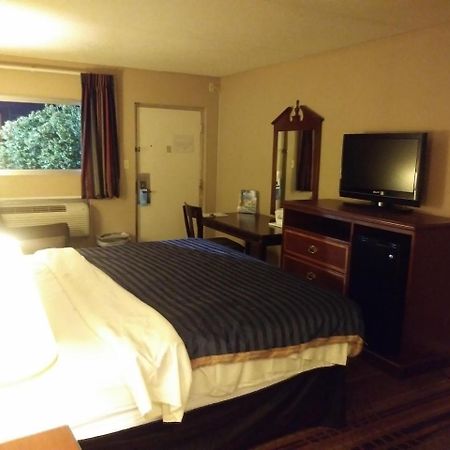Days Inn By Wyndham Hot Springs Exteriör bild