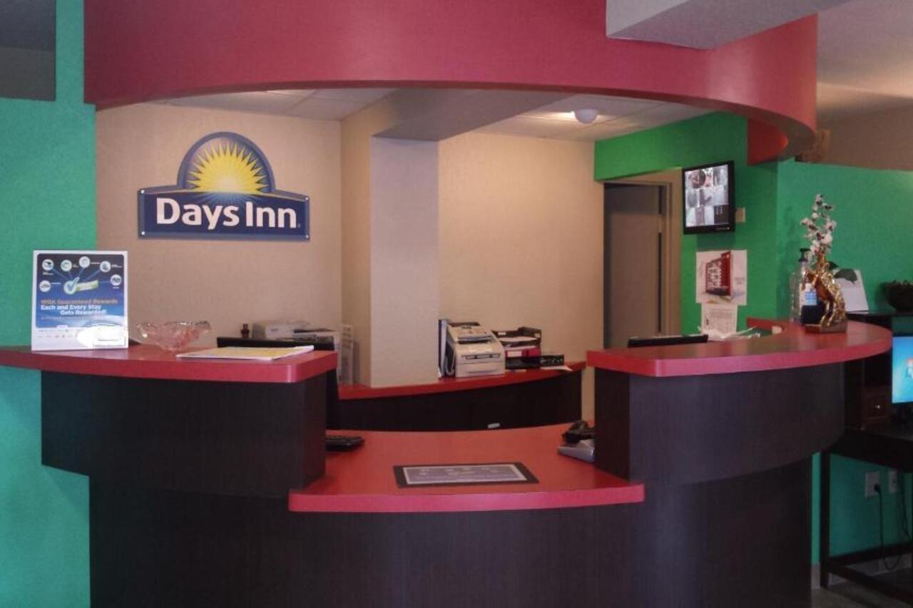 Days Inn By Wyndham Hot Springs Exteriör bild