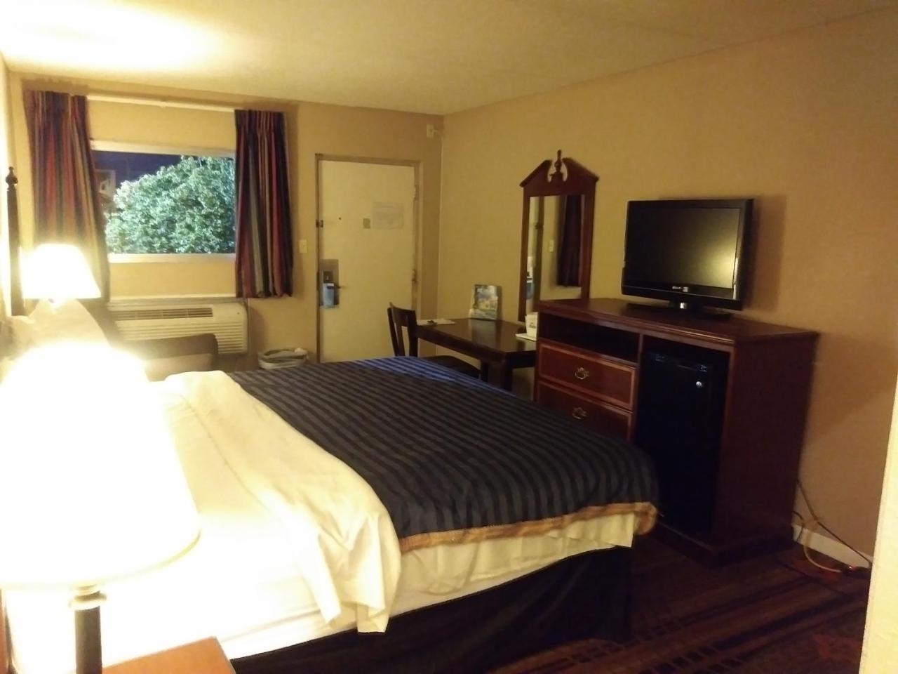 Days Inn By Wyndham Hot Springs Exteriör bild