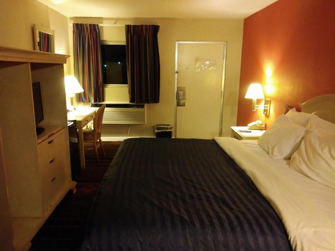 Days Inn By Wyndham Hot Springs Exteriör bild